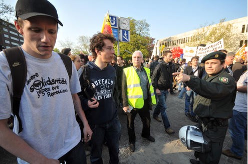 Vor der Messe Essen demonstrieren am Mittwoch rund 200 Atomkraftgegner. In der Gruga tagte Energieriese RWE zur Jahreshauptversammlung. Foto: Dirk Bauer