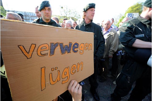 Vor der Messe Essen demonstrieren am Mittwoch rund 200 Atomkraftgegner. In der Gruga tagte Energieriese RWE zur Jahreshauptversammlung. Foto: Dirk Bauer