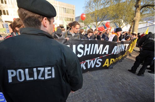 Vor der Messe Essen demonstrieren am Mittwoch rund 200 Atomkraftgegner. In der Gruga tagte Energieriese RWE zur Jahreshauptversammlung. Foto: Dirk Bauer