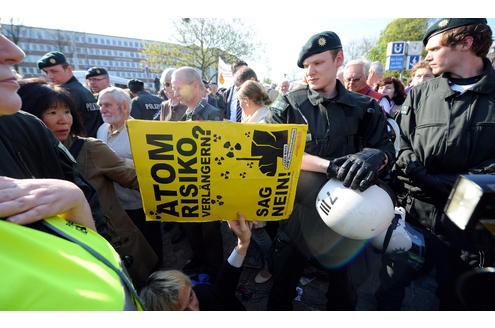 Vor der Messe Essen demonstrieren am Mittwoch rund 200 Atomkraftgegner. In der Gruga tagte Energieriese RWE zur Jahreshauptversammlung. Foto: Dirk Bauer