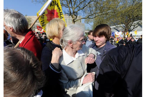 Vor der Messe Essen demonstrieren am Mittwoch rund 200 Atomkraftgegner. In der Gruga tagte Energieriese RWE zur Jahreshauptversammlung. Foto: Dirk Bauer