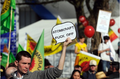 Vor der Messe Essen demonstrieren am Mittwoch rund 200 Atomkraftgegner. In der Gruga tagte Energieriese RWE zur Jahreshauptversammlung. Foto: Dirk Bauer