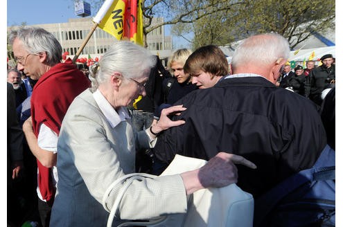 Vor der Messe Essen demonstrieren am Mittwoch rund 200 Atomkraftgegner. In der Gruga tagte Energieriese RWE zur Jahreshauptversammlung. Foto: Dirk Bauer