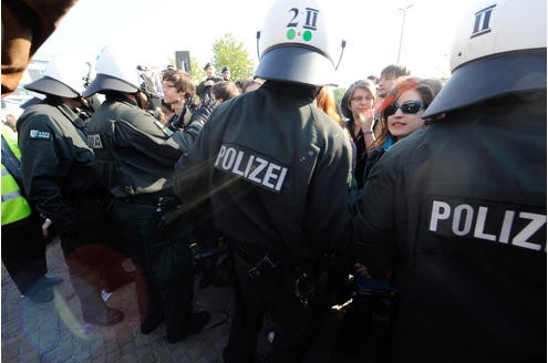 Vor der Messe Essen demonstrieren am Mittwoch rund 200 Atomkraftgegner. In der Gruga tagte Energieriese RWE zur Jahreshauptversammlung. Foto: Dirk Bauer