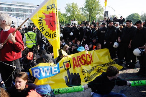 Vor der Messe Essen demonstrieren am Mittwoch rund 200 Atomkraftgegner. In der Gruga tagte Energieriese RWE zur Jahreshauptversammlung. Foto: Dirk Bauer
