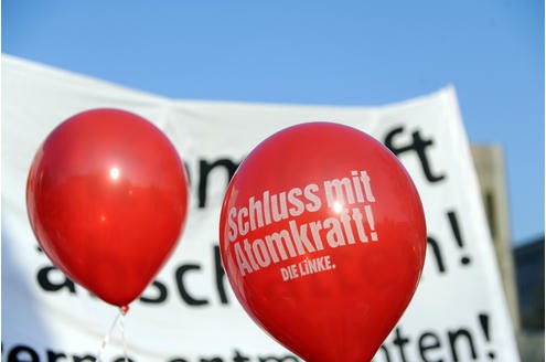 Vor der Messe Essen demonstrieren am Mittwoch rund 200 Atomkraftgegner. In der Gruga tagte Energieriese RWE zur Jahreshauptversammlung. Foto: Dirk Bauer