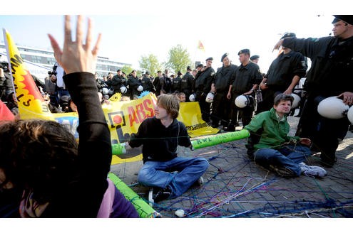 Vor der Messe Essen demonstrieren am Mittwoch rund 200 Atomkraftgegner. In der Gruga tagte Energieriese RWE zur Jahreshauptversammlung. Foto: Dirk Bauer