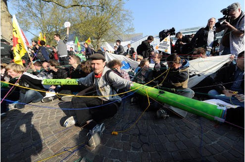 Vor der Messe Essen demonstrieren am Mittwoch rund 200 Atomkraftgegner. In der Gruga tagte Energieriese RWE zur Jahreshauptversammlung. Foto: Dirk Bauer