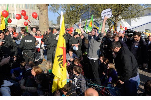Vor der Messe Essen demonstrieren am Mittwoch rund 200 Atomkraftgegner. In der Gruga tagte Energieriese RWE zur Jahreshauptversammlung. Foto: Dirk Bauer