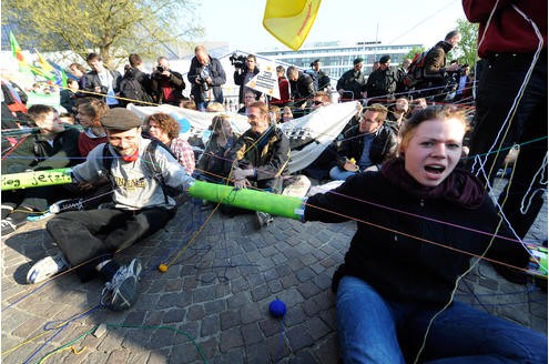 Vor der Messe Essen demonstrieren am Mittwoch rund 200 Atomkraftgegner. In der Gruga tagte Energieriese RWE zur Jahreshauptversammlung. Foto: Dirk Bauer
