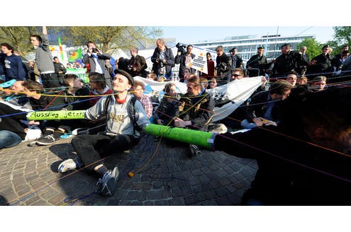 Vor der Messe Essen demonstrieren am Mittwoch rund 200 Atomkraftgegner. In der Gruga tagte Energieriese RWE zur Jahreshauptversammlung. Foto: Dirk Bauer