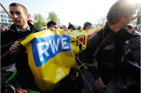 Vor der Messe Essen demonstrieren am Mittwoch rund 200 Atomkraftgegner. In der Gruga tagte Energieriese RWE zur Jahreshauptversammlung. Foto: Dirk Bauer