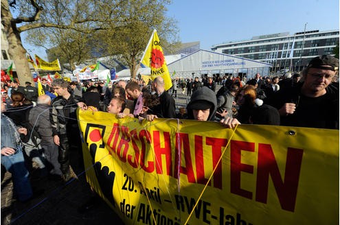 Vor der Messe Essen demonstrieren am Mittwoch rund 200 Atomkraftgegner. In der Gruga tagte Energieriese RWE zur Jahreshauptversammlung. Foto: Dirk Bauer