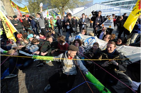 Vor der Messe Essen demonstrieren am Mittwoch rund 200 Atomkraftgegner. In der Gruga tagte Energieriese RWE zur Jahreshauptversammlung. Foto: Dirk Bauer