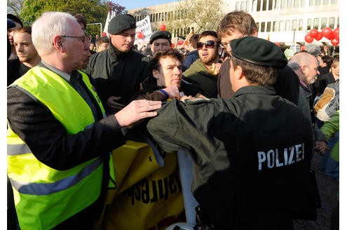 Vor der Messe Essen demonstrieren am Mittwoch rund 200 Atomkraftgegner. In der Gruga tagte Energieriese RWE zur Jahreshauptversammlung. Foto: Dirk Bauer