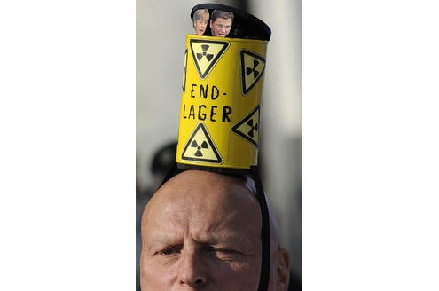 Vor der RWE-Hauptversammlung protestieren Atomkraft-Gegner gegen die Technologie. In der Grugahalle muss sich Konzernchef Jürgen Großmann heftige Kritik der Aktionäre anhören. Foto: ap
