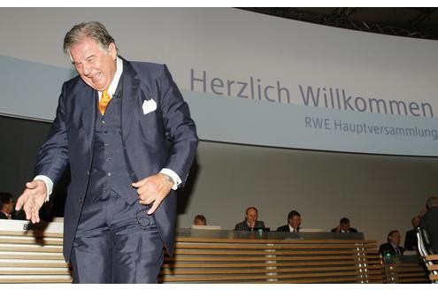 Vor der RWE-Hauptversammlung protestieren Atomkraft-Gegner gegen die Technologie. In der Grugahalle muss sich Konzernchef Jürgen Großmann heftige Kritik der Aktionäre anhören. Foto: rtr