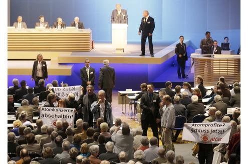 Vor der RWE-Hauptversammlung protestieren Atomkraft-Gegner gegen die Technologie. In der Grugahalle muss sich Konzernchef Jürgen Großmann heftige Kritik der Aktionäre anhören. Foto: rtr