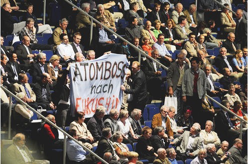 Vor der RWE-Hauptversammlung protestieren Atomkraft-Gegner gegen die Technologie. In der Grugahalle muss sich Konzernchef Jürgen Großmann heftige Kritik der Aktionäre anhören. Foto: Matthias Graben