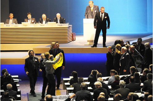 Vor der RWE-Hauptversammlung protestieren Atomkraft-Gegner gegen die Technologie. In der Grugahalle muss sich Konzernchef Jürgen Großmann heftige Kritik der Aktionäre anhören. Foto: Matthias Graben