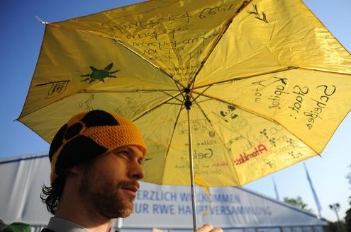 Vor der RWE-Hauptversammlung protestieren Atomkraft-Gegner gegen die Technologie. In der Grugahalle muss sich Konzernchef Jürgen Großmann heftige Kritik der Aktionäre anhören. Foto: afp