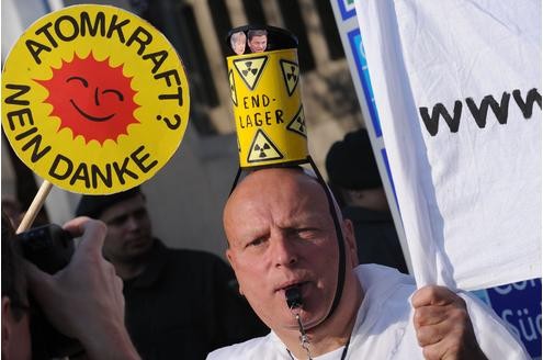 Vor der RWE-Hauptversammlung protestieren Atomkraft-Gegner gegen die Technologie. In der Grugahalle muss sich Konzernchef Jürgen Großmann heftige Kritik der Aktionäre anhören. Foto: afp