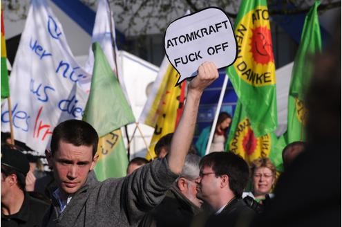 Vor der RWE-Hauptversammlung protestieren Atomkraft-Gegner gegen die Technologie. In der Grugahalle muss sich Konzernchef Jürgen Großmann heftige Kritik der Aktionäre anhören. Foto: afp