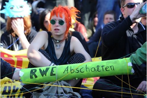 Vor der RWE-Hauptversammlung protestieren Atomkraft-Gegner gegen die Technologie. In der Grugahalle muss sich Konzernchef Jürgen Großmann heftige Kritik der Aktionäre anhören. Foto: afp