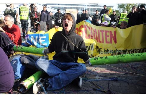 Vor der RWE-Hauptversammlung protestieren Atomkraft-Gegner gegen die Technologie. In der Grugahalle muss sich Konzernchef Jürgen Großmann heftige Kritik der Aktionäre anhören. Foto: afp