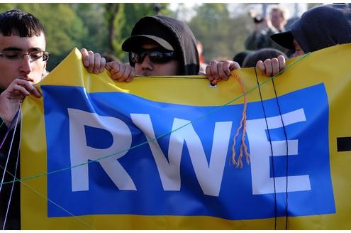 Vor der RWE-Hauptversammlung protestieren Atomkraft-Gegner gegen die Technologie. In der Grugahalle muss sich Konzernchef Jürgen Großmann heftige Kritik der Aktionäre anhören. Foto: afp