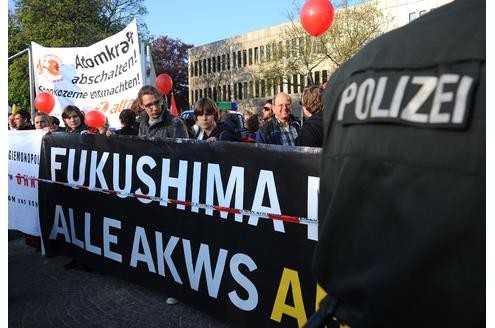 Vor der RWE-Hauptversammlung protestieren Atomkraft-Gegner gegen die Technologie. In der Grugahalle muss sich Konzernchef Jürgen Großmann heftige Kritik der Aktionäre anhören. Foto: afp