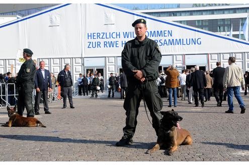 Vor der RWE-Hauptversammlung protestieren Atomkraft-Gegner gegen die Technologie. In der Grugahalle muss sich Konzernchef Jürgen Großmann heftige Kritik der Aktionäre anhören. Foto: afp