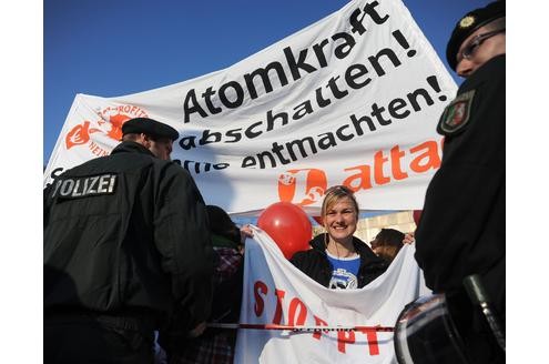 Vor der RWE-Hauptversammlung protestieren Atomkraft-Gegner gegen die Technologie. In der Grugahalle muss sich Konzernchef Jürgen Großmann heftige Kritik der Aktionäre anhören. Foto: afp