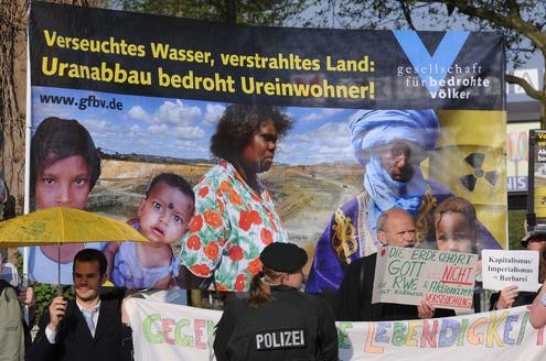 Vor der RWE-Hauptversammlung protestieren Atomkraft-Gegner gegen die Technologie. In der Grugahalle muss sich Konzernchef Jürgen Großmann heftige Kritik der Aktionäre anhören. Foto: afp