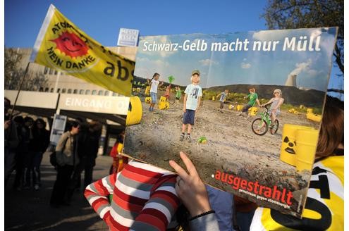 Vor der RWE-Hauptversammlung protestieren Atomkraft-Gegner gegen die Technologie. In der Grugahalle muss sich Konzernchef Jürgen Großmann heftige Kritik der Aktionäre anhören. Foto: afp