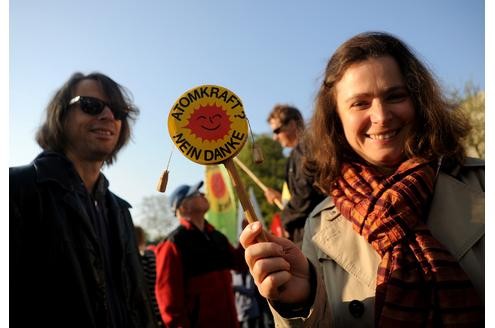 Vor der RWE-Hauptversammlung protestieren Atomkraft-Gegner gegen die Technologie. In der Grugahalle muss sich Konzernchef Jürgen Großmann heftige Kritik der Aktionäre anhören. Foto: afp