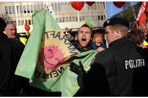 Vor der RWE-Hauptversammlung protestieren Atomkraft-Gegner gegen die Technologie. In der Grugahalle muss sich Konzernchef Jürgen Großmann heftige Kritik der Aktionäre anhören. Foto: afp