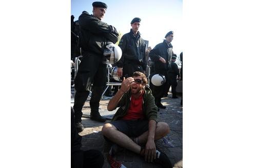 Vor der RWE-Hauptversammlung protestieren Atomkraft-Gegner gegen die Technologie. In der Grugahalle muss sich Konzernchef Jürgen Großmann heftige Kritik der Aktionäre anhören. Foto: afp
