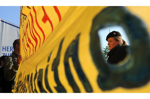 Vor der RWE-Hauptversammlung protestieren Atomkraft-Gegner gegen die Technologie. In der Grugahalle muss sich Konzernchef Jürgen Großmann heftige Kritik der Aktionäre anhören. Foto: afp