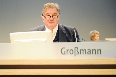 Vor der RWE-Hauptversammlung protestieren Atomkraft-Gegner gegen die Technologie. In der Grugahalle muss sich Konzernchef Jürgen Großmann heftige Kritik der Aktionäre anhören. Foto: Matthias Graben