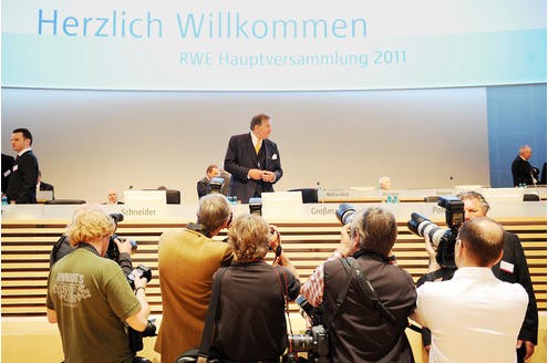 Vor der RWE-Hauptversammlung protestieren Atomkraft-Gegner gegen die Technologie. In der Grugahalle muss sich Konzernchef Jürgen Großmann heftige Kritik der Aktionäre anhören. Foto: Matthias Graben