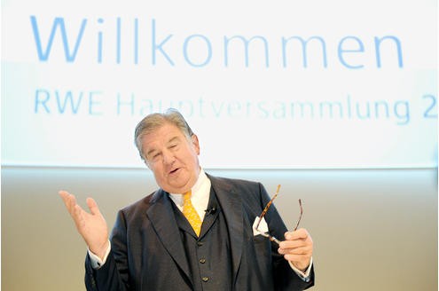 Vor der RWE-Hauptversammlung protestieren Atomkraft-Gegner gegen die Technologie. In der Grugahalle muss sich Konzernchef Jürgen Großmann heftige Kritik der Aktionäre anhören. Foto: Matthias Graben