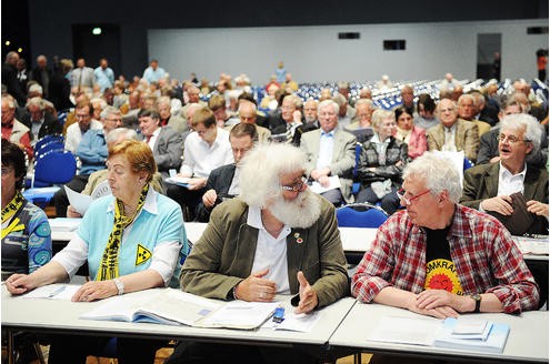 Vor der RWE-Hauptversammlung protestieren Atomkraft-Gegner gegen die Technologie. In der Grugahalle muss sich Konzernchef Jürgen Großmann heftige Kritik der Aktionäre anhören. Foto: Matthias Graben