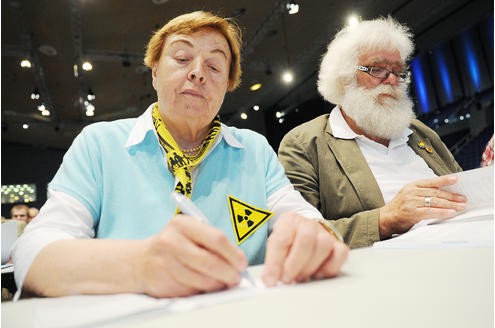 Vor der RWE-Hauptversammlung protestieren Atomkraft-Gegner gegen die Technologie. In der Grugahalle muss sich Konzernchef Jürgen Großmann heftige Kritik der Aktionäre anhören. Foto: Matthias Graben