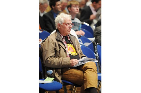 Vor der RWE-Hauptversammlung protestieren Atomkraft-Gegner gegen die Technologie. In der Grugahalle muss sich Konzernchef Jürgen Großmann heftige Kritik der Aktionäre anhören. Foto: Matthias Graben