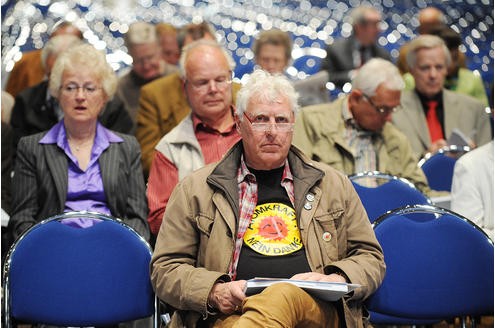 Vor der RWE-Hauptversammlung protestieren Atomkraft-Gegner gegen die Technologie. In der Grugahalle muss sich Konzernchef Jürgen Großmann heftige Kritik der Aktionäre anhören. Foto: Matthias Graben