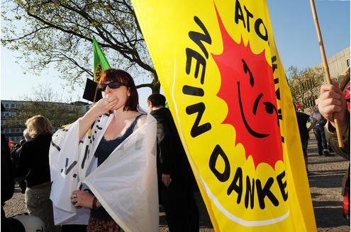 Vor der RWE-Hauptversammlung protestieren Atomkraft-Gegner gegen die Technologie. In der Grugahalle muss sich Konzernchef Jürgen Großmann heftige Kritik der Aktionäre anhören. Foto: Matthias Graben