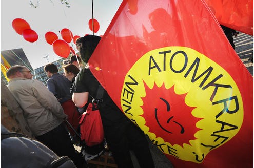 Vor der RWE-Hauptversammlung protestieren Atomkraft-Gegner gegen die Technologie. In der Grugahalle muss sich Konzernchef Jürgen Großmann heftige Kritik der Aktionäre anhören. Foto: Matthias Graben