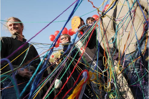 Vor der RWE-Hauptversammlung protestieren Atomkraft-Gegner gegen die Technologie. In der Grugahalle muss sich Konzernchef Jürgen Großmann heftige Kritik der Aktionäre anhören. Foto: Matthias Graben