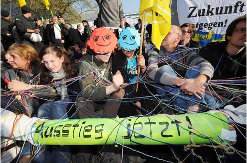 Vor der RWE-Hauptversammlung protestieren Atomkraft-Gegner gegen die Technologie. In der Grugahalle muss sich Konzernchef Jürgen Großmann heftige Kritik der Aktionäre anhören. Foto: Matthias Graben